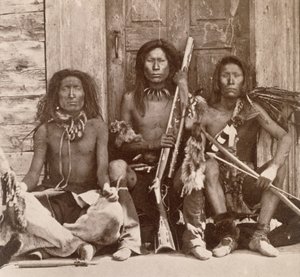 Drei Indianerkrieger, fotografiert von den Royal Engineers am neunundvierzigsten Breitengrad
