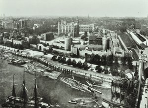 Tower of London, Tower Hill: von der Tower Bridge, 1890 von English Photographer