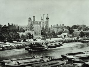 Tower of London, Tower Hill: vom Fluss, 1895