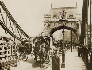 Verkehr über die Tower Bridge von English Photographer
