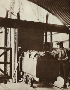 Schieferwanne erreicht die Oberfläche einer Ölschiefermine in West Calder, Schottland