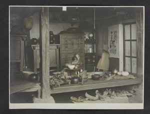 Zwei Kinder beim Essen im Haus, Fotoalbum von Korea