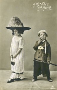 Zwei Kinder in Kostümen von English Photographer