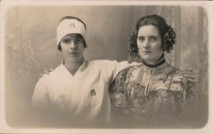 Zwei junge Frauen, die sich umarmen (s/w Foto) von English Photographer
