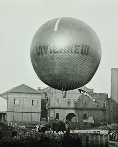 Vivienne III Ballon vor der Wandsworth Gas Company, 1898 von English Photographer