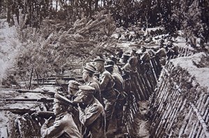 Russische Truppen im Ersten Weltkrieg in einem Schützengraben an der Dvina-Front, September 1917