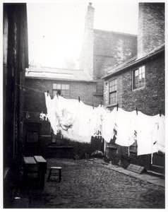 Wäscheleine im Eagle and Child Yard, Hunslet, Leeds, 13. Mai 1896