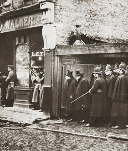 Winston Churchill während der Belagerung der Sydney Street, London 1911 von English Photographer