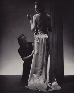 Frau wird für ein Kleid angepasst von English Photographer
