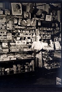 Frau als Ladenbesitzerin in einem Tabakladen von English Photographer