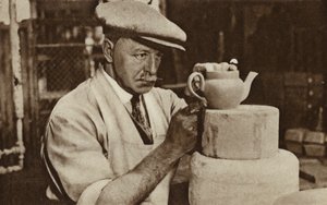 Arbeiter, der eine Teekanne in den Royal Doulton Werken, Stoke-on-Trent, Staffordshire, herstellt