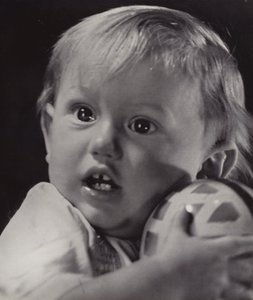 Du sollst nicht: Porträt eines Kleinkindes, das schützend einen Ball hält von English Photographer
