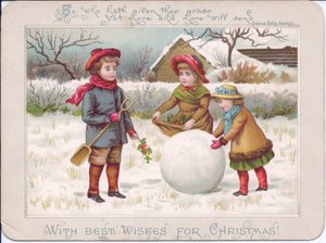 Viktorianische Weihnachtskarte von drei Kindern, die mit einem großen Schneeball spielen, ca. 1880 von English School