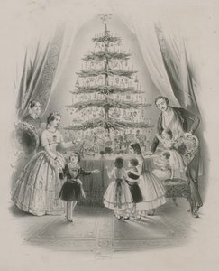 Eine Familie steht um einen Weihnachtsbaum von English School