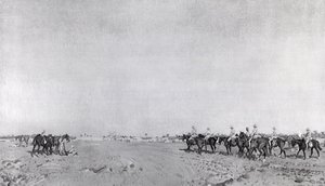 Eine Patrouille der 14. Husaren mit dem kommandierenden Offizier Oberstleutnant R.W. Hewitt DSO nähert sich zur Kapitulation der Türken bei der Kapitulation von Kazimain, 11. März 1917, veröffentlicht ca. 1918 (Fotolitho)