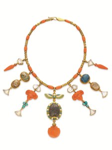 Ägyptische Revival-Koralle, Multi-Edelstein und Goldkette, ca. 1870er von English School