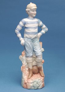 Bisquitfigur eines Jungenfußballers in blau-weiß gestreiftem Trikot, ca. 1890er (Keramik) von English School