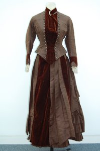 Braunes Kleid (Rock und kleine Jacke), ca. 1875