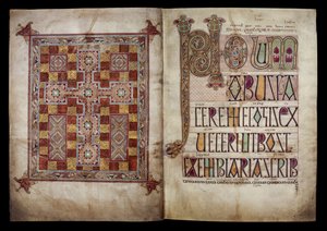 Teppichseite und Incipit-Seite, die den Brief des Hl. Hieronymus an Papst Damasus einleiten, aus den Lindisfarne Evangelien, 710-721