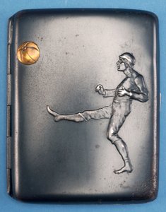 Zigarettenetui mit einem Fußballspieler, der einen goldenen Ball in die Luft tritt, ca. 1880
