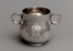 Becher mit großem Bauch und dickem gegossenem Rand, und ein Paar Ochsenaugen-Griffe von English School