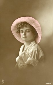 Süßer Junge mit rosa Hut von English School