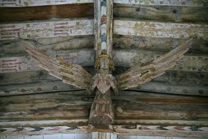Ansicht eines der geschnitzten Holzengel im Kirchenschiff