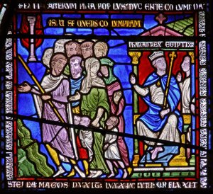 Detail eines der Bibelfenster, das den Pharao zeigt, wie er die Israeliten beobachtet (Detail)