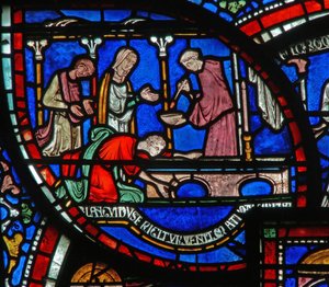 Detail aus dem Wunderfenster, das die Geschichte von Richard Sunieve darstellt