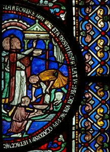 Detail aus dem Ostfenster der Dreifaltigkeitskapelle mit dem Passah und dem Tau-Zeichen