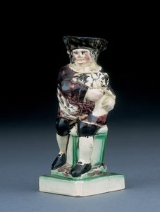 Dick Whittington Krug, geformt aus einem hochlehnigen Stuhl, hält seine Katze, gesprenkelt in brauner, grüner und schwarzer Kleidung, ein geformtes Schild an seiner Seite, ca. 1790