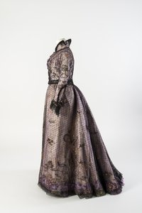 Kleid aus weißem und violettem Blumenseidensatin mit einer äußeren Schicht aus schwarzem Netz