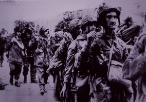 Erschöpfte britische Fallschirmjäger von den Deutschen gefangen genommen, Schlacht um Arnheim von English School