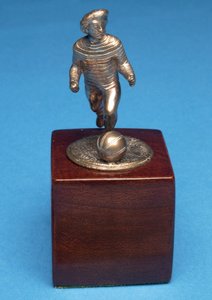 Fußballspieler im gestreiften Trikot