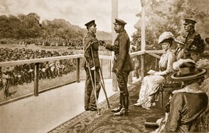 Für Tapferkeit: König George dekoriert Private Thomas Hughes von den Connaught Rangers mit dem Victoria-Kreuz im Hyde Park, 2. Juni 1917, 1914-19 von English School