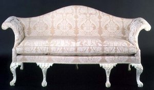 George III gepolstertes und bemaltes Sofa, spätes 18. Jahrhundert von English School