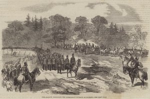 Ihre Majestät inspiziert die Aldershott-Division in Frimley (Gravur) von English School