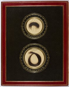 Innenseite des vorderen Einbands, mit Haarlocken von Percy Bysshe Shelley und seiner Frau Mary Shelley von English School