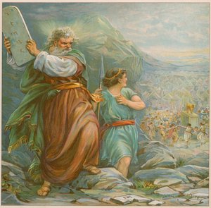 Moses hält eine der Tafeln mit den Zehn Geboten