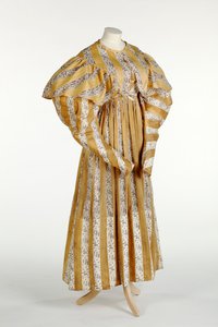 Musselinkleid mit abstraktem mauvefarbenem Muster, gedruckt innerhalb eines gelben und weißen vertikalen Streifenmusters, ca. 1820-30