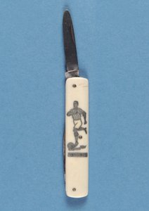 Taschenmesser mit Darstellung eines Fußballspielers