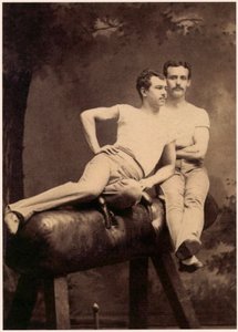 Porträt von zwei Turnern auf einem Pauschenpferd, ca. 1899