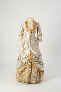 Abendkleid der Prinzessin aus grauer und weißer, schmal gestreifter Seide, verziert mit Netz über gelber Seidentaft-Rüschenschleife