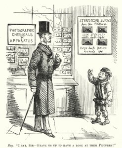 Junge vor einem Fotogeschäft, der darum bittet, hochgehoben zu werden, um stereoskopische Dias zu betrachten (Stich) von English School