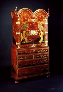 Queen Anne Schrank auf Kommode