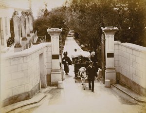 Königin Victoria (1819-1901) am Tor der Villa Liserb, Südfrankreich von English School