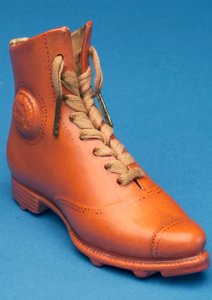 Replik eines Fußballschuhs mit Schnürsenkeln, markiert mit dem Stevens-Patent (Keramik)