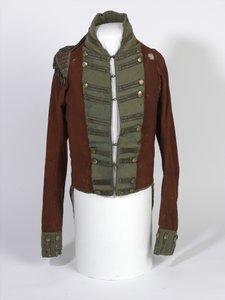 Kurzschwänziger Rock, Leichtkompanieoffiziere, 2. Bn 69. (South Lincolnshire) Regiment, getragen während der Waterloo-Kampagne von Lt. Henry Anderson, ca. 1815 (scharlachroter & grüner Stoff mit vergoldeten Knöpfen)