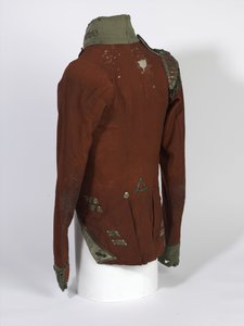 Kurzschwänziger Rock, Leichtkompanieoffiziere, 2. Bn 69. (South Lincolnshire) Regiment, getragen während der Waterloo-Kampagne von Lt. Henry Anderson, ca. 1815 (scharlachroter & grüner Stoff mit vergoldeten Knöpfen)