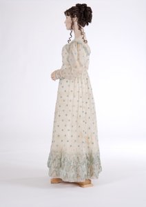 Seitenansicht eines Tageskleides, ca. 1815